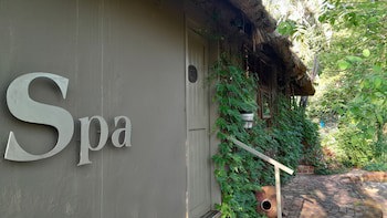 Shangri-La Country Hotel