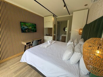 Shangri-La Country Hotel