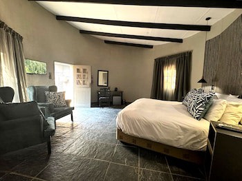 Shangri-La Country Hotel