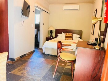 Shangri-La Country Hotel