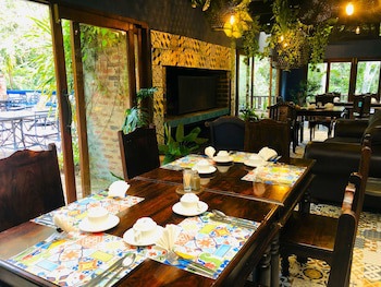 Shangri-La Country Hotel