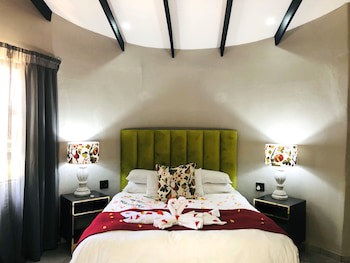 Shangri-La Country Hotel
