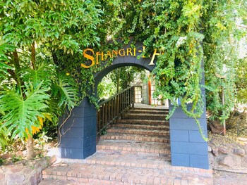 Shangri-La Country Hotel