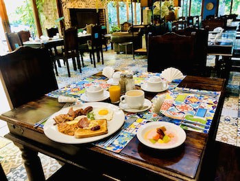 Shangri-La Country Hotel