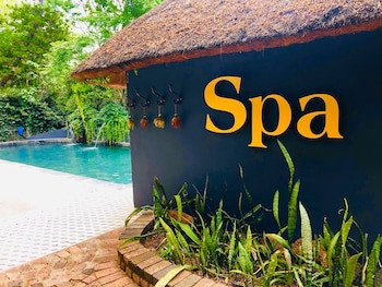 Shangri-La Country Hotel
