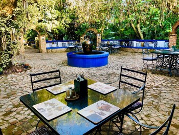 Shangri-La Country Hotel