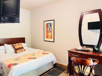 Shangri-La Country Hotel