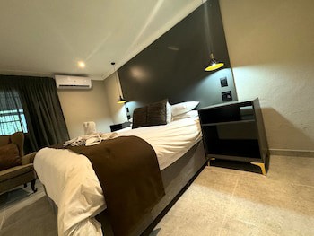 Shangri-La Country Hotel