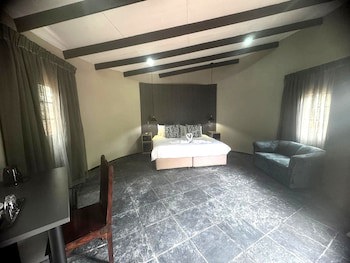 Shangri-La Country Hotel