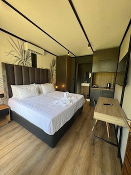 Shangri-La Country Hotel