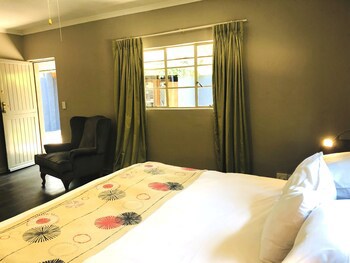 Shangri-La Country Hotel