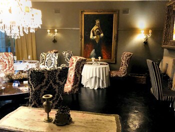Shangri-La Country Hotel