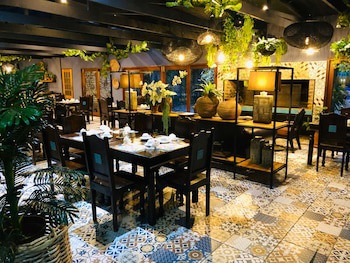 Shangri-La Country Hotel