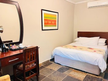 Shangri-La Country Hotel