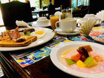 Shangri-La Country Hotel