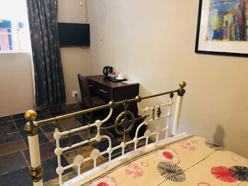 Shangri-La Country Hotel