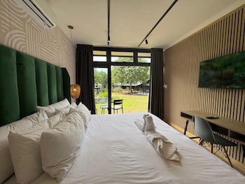 Shangri-La Country Hotel