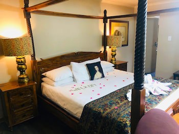 Shangri-La Country Hotel