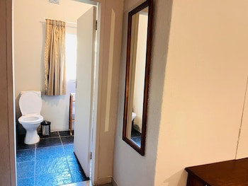 Shangri-La Country Hotel
