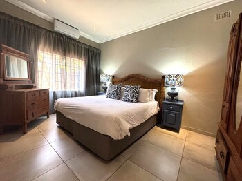 Shangri-La Country Hotel