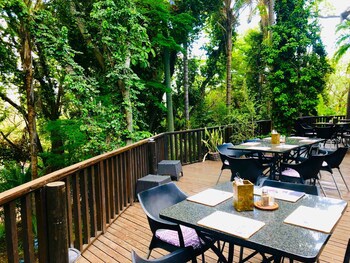 Shangri-La Country Hotel