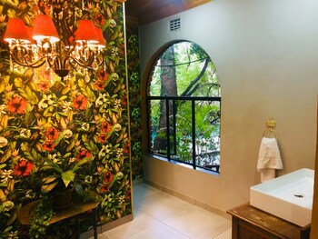 Shangri-La Country Hotel