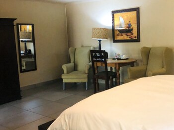 Shangri-La Country Hotel