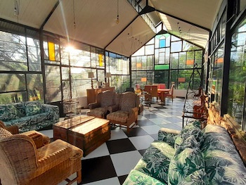 Shangri-La Country Hotel