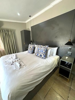 Shangri-La Country Hotel