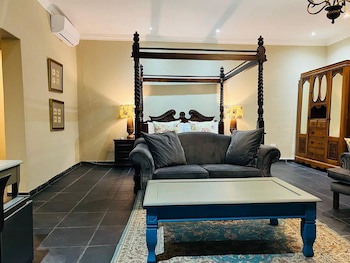 Shangri-La Country Hotel