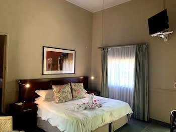 Shangri-La Country Hotel