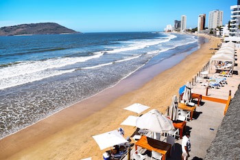 Costa De Oro Beach Hotel