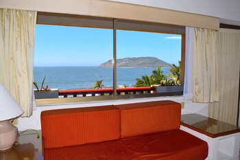 Costa De Oro Beach Hotel