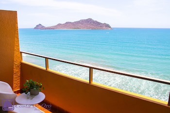 Costa De Oro Beach Hotel