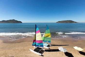 Costa De Oro Beach Hotel