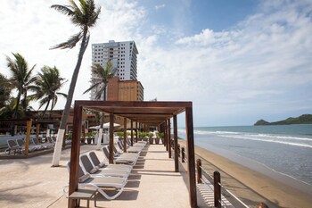 Costa De Oro Beach Hotel