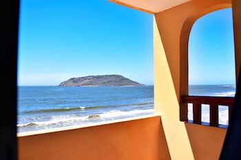 Costa De Oro Beach Hotel