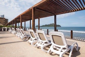 Costa De Oro Beach Hotel
