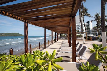 Costa De Oro Beach Hotel