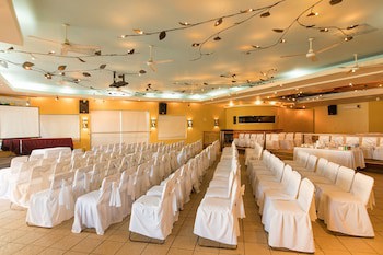 Costa De Oro Beach Hotel