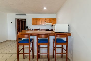 Costa De Oro Beach Hotel