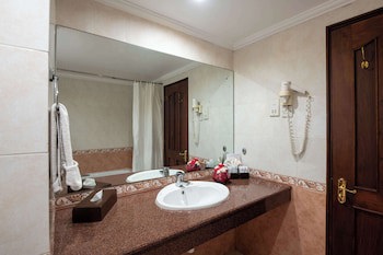 Golden Tulip Dar Es Salaam