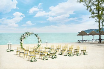 Doubletree By Hilton Damai Laut Resort