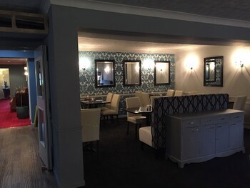 South Lawn Hotel