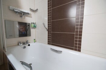 Belmore Court & Motel