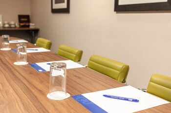 Holiday Inn Express Edinburgh Airport, An Ihg Hotel