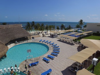 Aquamarina Beach Resort