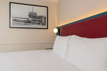 London Croydon Aerodrome Hotel, Bw Signature Collection