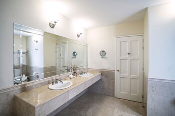 Casa Bonita Hotel & Luxury Residence