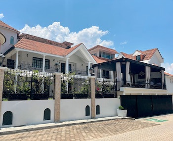 Casa Bonita Hotel & Luxury Residence